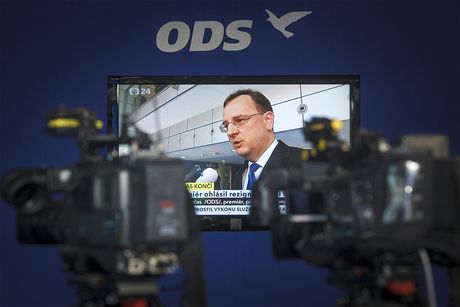 Petr Neas rezignuje na post pedsedy vlády i éfa ODS. (17. ervna 2013)