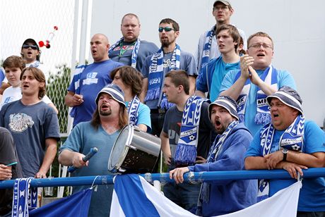 asy podpory fanouk jako na dobové fotografii jsou pry. Fotbalový klub MFK Frýdek-Místek si navíc zadlal na potíe s mstem.