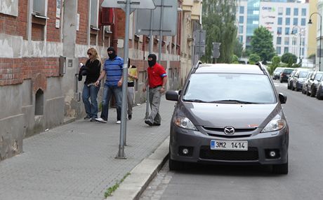 Policisté pivádjí Janu Nagyovou na policejní sluebnu v Masné ulici v Ostrav