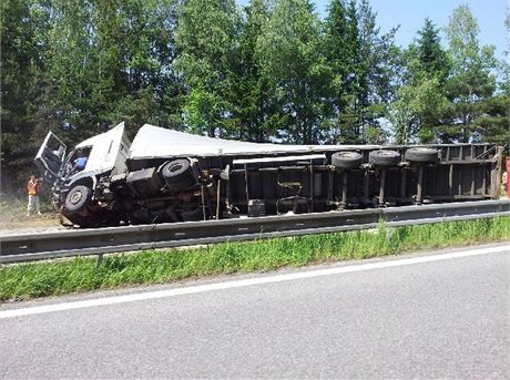 Na dálnici D1 u Humpolce se pevrátil kamion. Smr na Prahu musel být uzaven. Ilustraní snímek