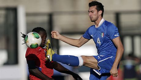 Italský fotbalista Davide Astori v nebezpeném souboji s Kevinem Filsem