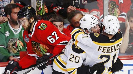 TRPKÁ CHVÍLE Hokejista Michael Frolík z Chicaga se pipletl k oslav rozhodujícího gólu Boston Bruins ve druhém finále Stanley Cupu.