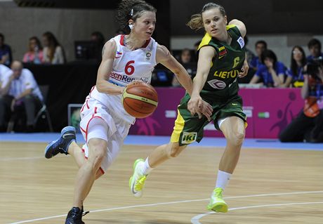 eská basketbalistka Veronika Bortelová (vlevo) se snaí prosadit pes bránící