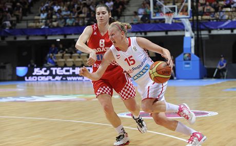 eská basketbalistka Kateina Hindráková (vpravo) obchází Emanuelu Salopekovou