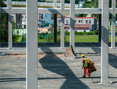 Stavba továrního komplexu spolenosti Atrea na okraji Jablonce nad Nisou.  