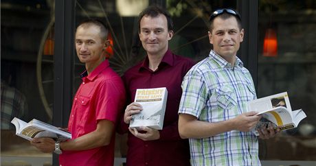 Tomá Macek (uprosted) poktil svou knihu s cyklisty Tomáem Koneným a Janem