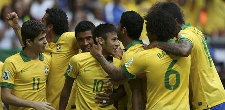 JSI PAÁK! Fotbalisté Brazílie chválí Neymara (uprosted) za gól proti Japonsku.