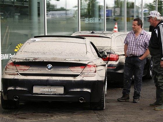 Zaplavený autosalon BMW v Deggendorfu