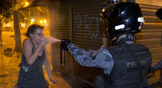 Policie proti demonstrujícím Brazilcm nasadila pepový sprej, slzný plyn a 