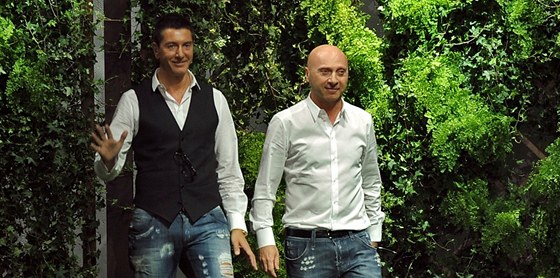 Italtí módní návrhái Domenico Dolce a Stefan Gabbana (vlevo)