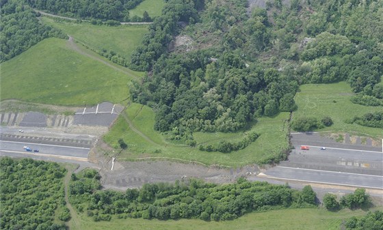 Na část rozestavěného úseku dálnice D8 u Litochovic nad Labem se v červnu 2013 sesunul pás zeminy o rozměrech 500 krát 200 metrů.