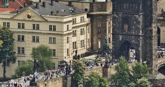 Panoramatický snímek Prahy nabízí i detailní pohled na Karlv most