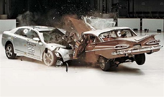 Crashtest: Chevrolet Malibu z roku 2009 a proti nmu Chevrolet Bel Air z roku...