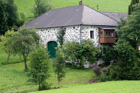 Koeny tohoto nádherného píkladu zdejí lidové architektury sahají a do