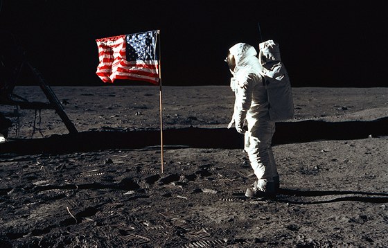 Astronaut Buzz Aldrin pi misi Apollo 11 (20. ervence 1969)