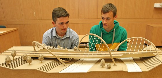 Model mostu z vlnité lepenky od Jiího Formana (vlevo) a Erika Chudje ze