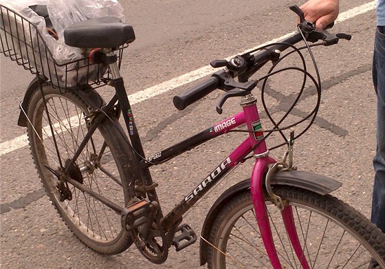 I dámské jízdní kolo, na kterém pepadal eny, nedávno zlodj v Hradci Králové