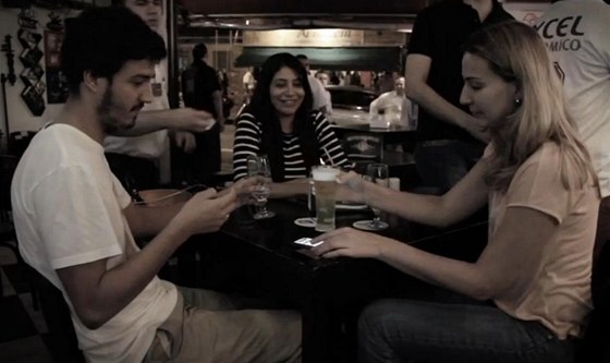 Obsluha brazilského baru Salve Jorge roznáí nápoje ve speciálních Offline