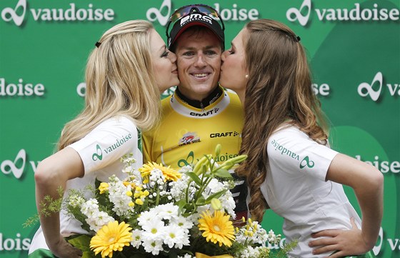 DVOJITÝ POLIBEK. výcarský cyklista Mathias Frank zstal v ele závodu Kolem