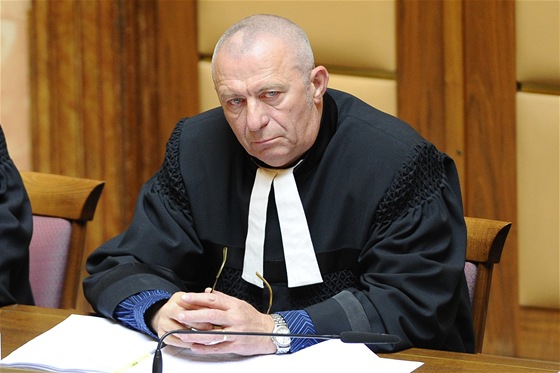 Soudce Miloslav Výborný se v současné době jako člen volebního senátu Nejvyššího správního soudu zabývá stížnostmi proti parlamentním volbám.