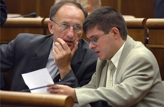 Slovenský poslanec Peter Muránsky (vpravo) se svým kolegou Antonem Hejdukem na