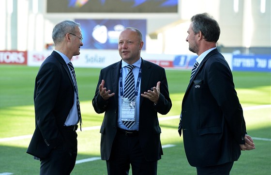Petr Fousek (uprosted) bhem setkání s funkcionái UEFA