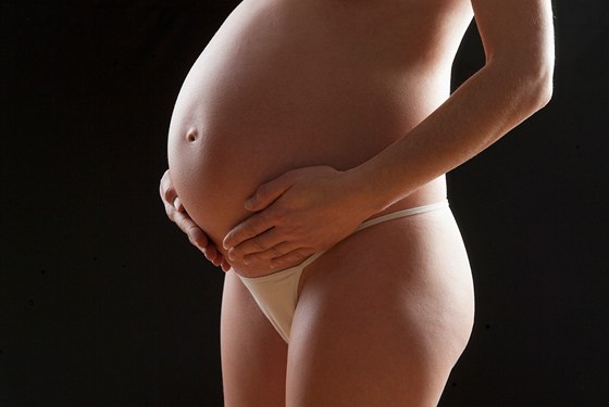 Celé těhotenství je žena s roztroušenou sklerózou pod dohledem gynekologa a neurologa (ilustrační snímek)