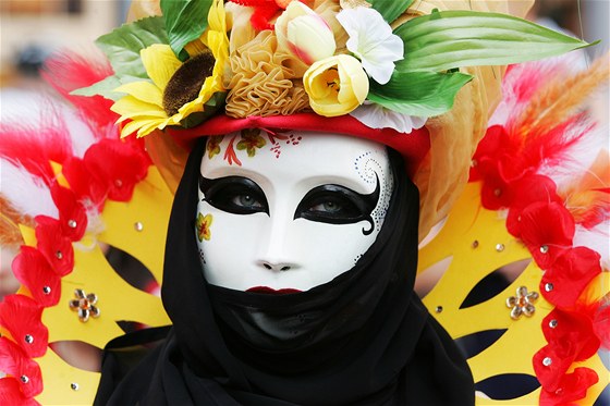 V karnevalovém prvodu se loni objevily desítky rozliných masek.