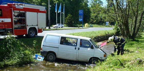 Dodávku u erpací stanice v Kolinci idi nezabrzdil runí brzdou a auto sjelo pes silnici do potoka. Na zadním sedadle byla ena s díttem. Vyvázly bez zranní.