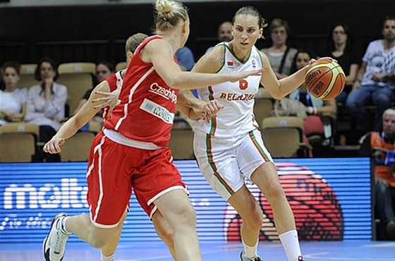 Bloruská basketbalistka Katsiaryna Snytsinová zamstnává eskou obranu.