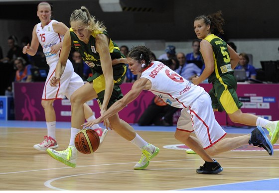 eská basketbalistka Veronika Bortelová (vpravo) v souboji s Litevkou Gintare