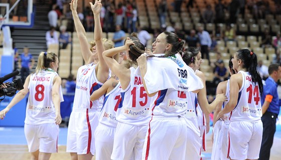 Srbské basketbalistky se radují z výhry nad Lotyskem, která jim vynesla postup