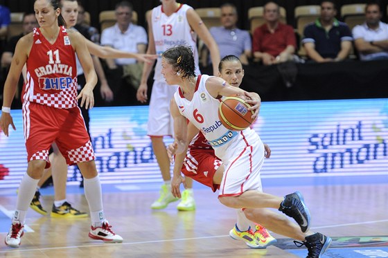 eská basketbalistka Veronika Bortelová proniká chorvatskou obranou.