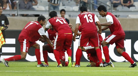 Fotbalisté Tahiti se mohutn radují z gólu v zápase s Nigérií.