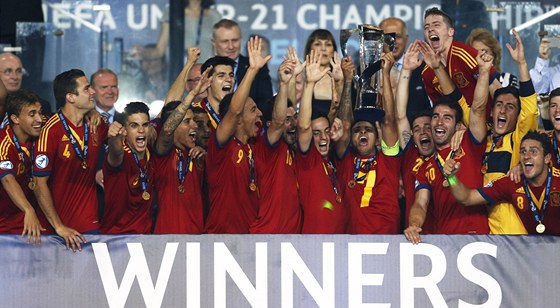 Španělští fotbalisté se radují z titulu mistrů Evropy do 21 let.