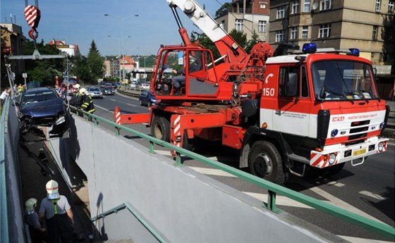 Hasii vyproují osobní automobil, který sjel v praské ulici V Holeovikách