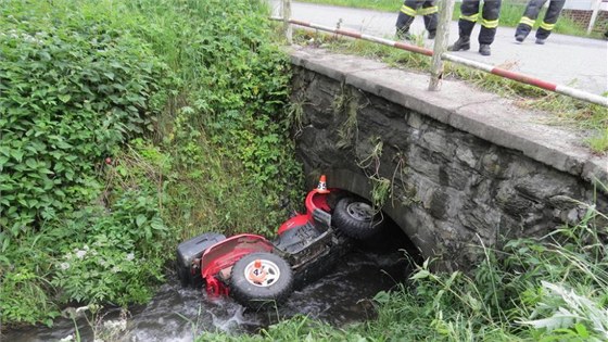 Opilý idi nezvládl v Bedichov na umpersku ízení tykolky, sjel do potoka