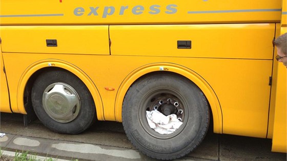 Autobusu spolenosti Student Agency u Olomouce za jízdy upadlo kolo (snímek od