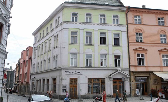 Statici nali na dalím domu v centru Olomouce nestabilní ímsu. Tentokrát jde