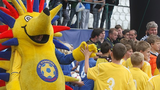 TAK DO BOJE. Maskot jihlavské Vysoiny podporuje mladé fotbalisty pi turnaji