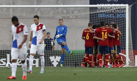 panltí fotbalisté do 21 let se radují z gólu proti mladým Nizozemcm.