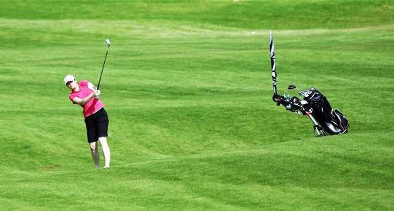 JDE TO NA GREEN? Momentka z golfového turnaje, který poádala spolenost MAFRA.