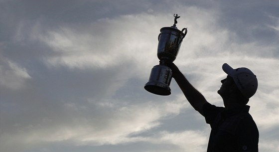 Justin Rose zvedl nad hlavu trofej pro vítze golfového US Open.