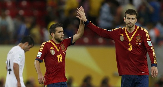 Jordi Alba (vlevo) a Gerard Piqué slaví výhru panlska nad Uruguayí.