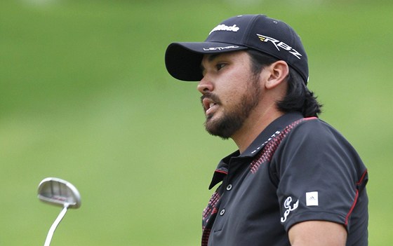 Jason Day zahazuje hl po nepovedené rán.