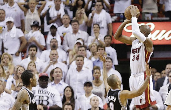 Ray Allen z Miami posílá touto úspnou trojkou esté finále NBA do prodlouení.