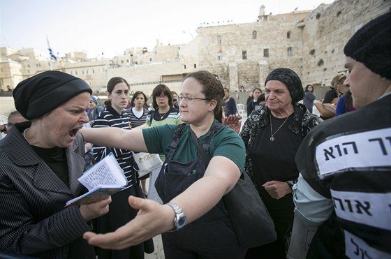 Jedna z aktivistek pekroila bariéru a chtla objemout u Zdi nák ortodoxní