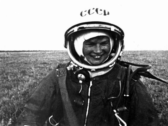 Během přípravy se nacvičovaly i seskoky v kosmickém skafandru – Těreškovová