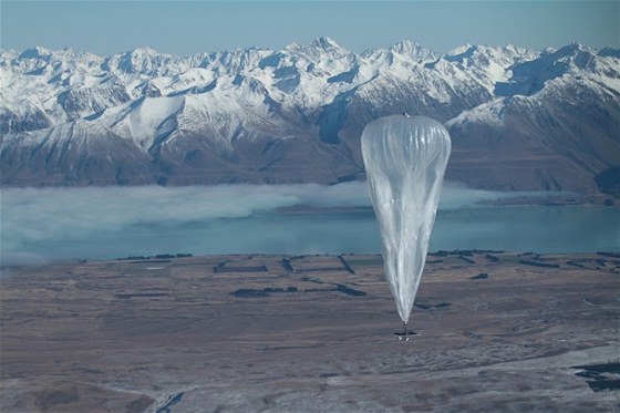 Projekt Google Loon využívá balony k šíření internetu.