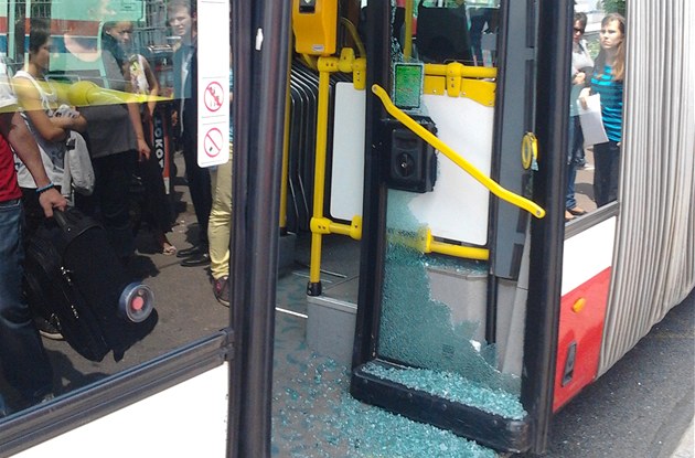 Ze dveří autobusové linky 125 se vysypalo sklo.
